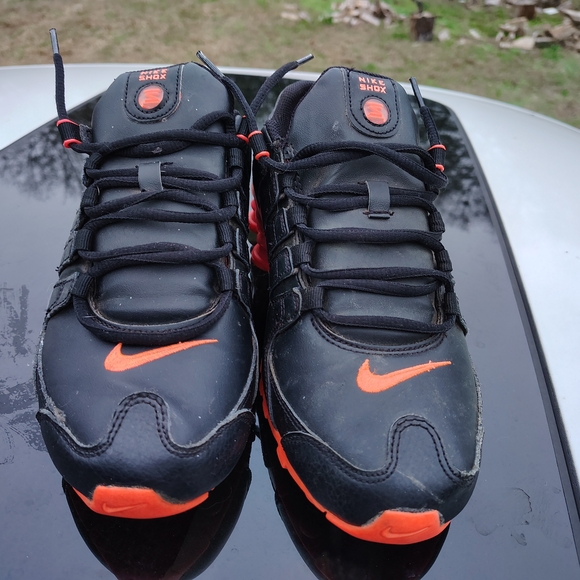 Nike Women's Black and Orange Shox - Picture 5 of 7